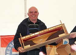 Harald Schöppener freut sich über den Gesamtsieger-Preis der Hessenregatta (Foto Manfred Braunegger).