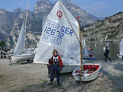 Felix Laukhardt vor der traumhaften Alpenkulisse des nördlichen Gardasees