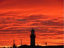 Der historische Leuchtturm von Warnemünde im Abendrot