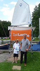 Felix Laukhardt mit dem Leiter von SailLaser Berlin, Rafael Dulon.