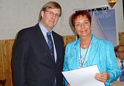 Nach der Verleihung der Jubiläumsmedaille. Timo Haß und Elke Wehling
