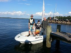 Kleine Kapitäne dürfen auch Motorboot fahren, allerdings unter den strengen Blicken von Sportwart Detlef Sigmund.