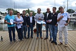 Wurden vom Vize-Sport des Hessischen Seglerverbandes, Dr. Lutz-Bodo Veil,  geehrt: Die Sieger der Ranglistenregatta und gleichzeitig der HM für Shark 24