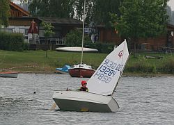 Der spätere Sieger, Robin Rockenbauch, auf Amwind-Kurs auf dem alten See.