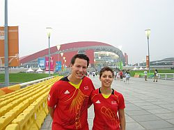 Eva Deichmann und Volker Nebgen vor dem Olympiastadion