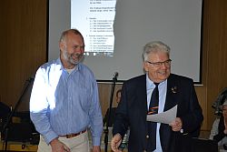 Jürgen Brügel und Michael Wagner beim Überreichen der goldenen Ehrennadel