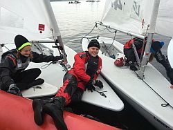 Beim Warten auf Wind am Samstag am Motorboot des SCU: v.l. Emily Strohfeldt, Luca Pansa (vom SLSV Steinhuder Meer)