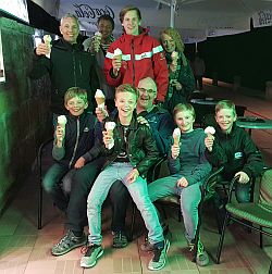 der hessische Optikader mit Trainer Reinhard Linke und Eltern beim verdientem Eis