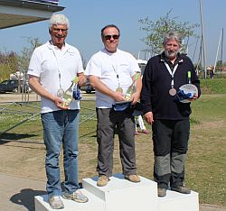 Die Gewinner: Mitte 1. Platz Yannik Rosignol , links 2. Platz Mark Alazia und rechts 3. Platz Laurent Gerbeaud .