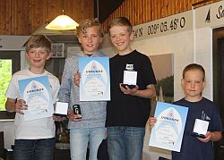 Die Hessenmeister von links Konstantin von Holtum (Platz 2), Theo Gnass  (Platz 4), Hessenmeister Leonard von Holtum und Yolanda Gebel (Platz 3).