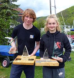 Felix Laukhardt und Emily Strohfeldt nach der Distriktmeisterschaft West, die beide in ihren Bootsklassen gewonnen haben.