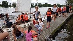 Bei den Hochheimer Ferienspielen eroberten 25 Sommerstadt-Kinder mit dem Segelclub den Main