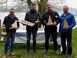 Die Sieger der WDM: Volker Stoof, Tim Giesecke und Sven Rikwald (v.r.n.l.) vom VSaW Berlin. Dr. Björn Geisler (links), bestes Boot vom Edersee auf Platz 2.