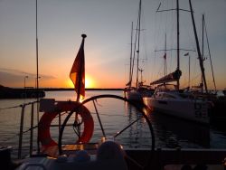 Ein besonderes Erlebnis: Sonnenuntergang im Hafen.